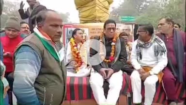 इटावा: डीएम चौराहे पर पूर्व प्रधानमंत्री अटल बिहारी बाजपेई जी की प्रतिमा के निर्माण और अनावरण न होने को लेकर आमरण अनशन शुरू