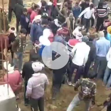 बाह: बिजकोली गांव में दीवार गिरने से ताश खेल रहे सात लोग दबे, दो की मौत और पांच गंभीर घायल