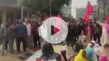 पाकुड़: रेलवे स्टेशन पर सेन्ट्रल ऑफ ट्रेड युनियन सीटू व पाकुड़ कांग्रेस कमिटी का धरना, प्रबंधक को 6 सूत्री ज्ञापन सौंपा