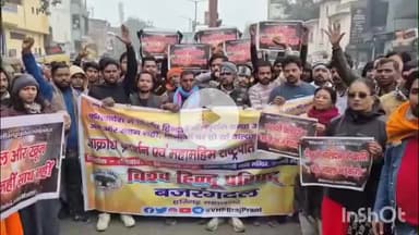 कोल: बांग्लादेश में हिंदुओं की हत्या के विरोध में बजरंग दल ने सासनी गेट चौराहे पर किया प्रदर्शन, फूंका पुतला