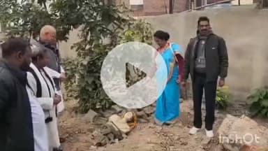 बांदा: शहर के इंदिरा गांधी पार्क में लगी इंदिरा गांधी की प्रतिमा को हटाकर सही जगह न रखने पर कांग्रेसियों ने जताया आक्रोश