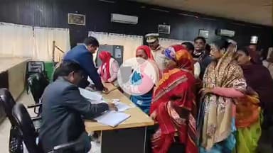 इटावा: विकास भवन में राज्य सफाई कर्मचारी संघ का वार्षिक चुनाव कड़ी निगरानी में शुरू, अध्यक्ष समेत 5 पदों पर हो रही वोटिंग