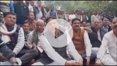 बारां: आकेडी गांव में पूर्व सरपंच पर जानलेवा हमला और गाड़ी जलाने के विरोध में विधायक के नेतृत्व में एसपी कार्यालय पर धरना