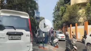 कांके: कांके रोड स्थित जज कॉलोनी के पास एक अनियंत्रित कार ने डिवाइडर को मारी टक्कर