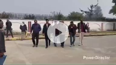 कर्वी: सीतापुर किला बाग के मोहल्ले के निवासियों ने रोड और नाली बनवाने की मांग को लेकर डीएम कार्यालय पहुंचकर की शिकायत