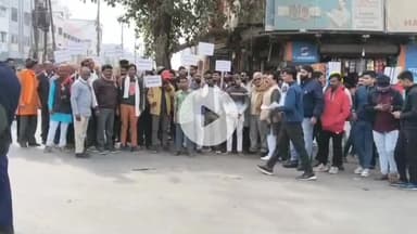 बीना: सर्वोदय चौराहा पर चढ़ार समाज एवं हिंदू संगठन के कार्यकर्ताओं का प्रदर्शन, दोषियों पर कार्रवाई की मांग