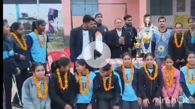 नवादा: नवादा के हरिशचंद्र स्टेडियम में खिलाड़ियों के लिए सम्मान समारोह का आयोजन किया गया, उपविजेता को मिली किताब