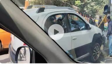 राँची के कांके रोड स्थित जज कॉलोनी के पास आज एक तेज रफ्तार कार अनियंत्रित होकर डिवाइडर पर चढ़ गई। प्रत्यक्षदर्शियों के मु