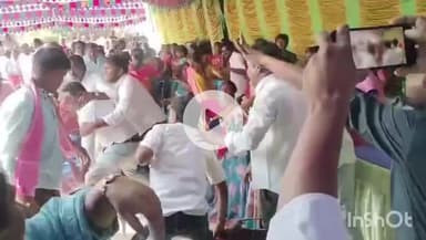 నెక్కొండ: చెన్నారావుపేటలో ఉద్రిక్తత వాతావరణం సర్పంచ్ అభ్యర్థుల ప్రమాణ స్వీకారం లో చెలరేగిన పాటల గొడవ