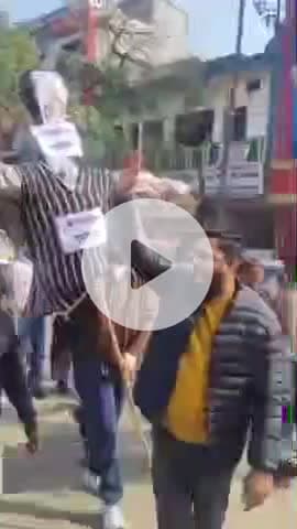 पीलीभीत: अखिल भारतीय हिंदू महासभा के कार्यकर्ताओं ने छतरी चौराहे पर बांग्लादेश का पुतला फूंका