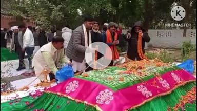 हुसैनगंज: फरीदपुर रमना में मौलाना मजहरुल हक की जयंती पर की गई चादरपोशी