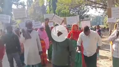 বিলাসীপাৰা ভাগ: চৰুৱাবাখৰাৰ উচ্ছেদিত পৰিয়ালক পুনৰ সংস্থাপনৰ দাবীত বিলাসীপাৰা সম-জিলাৰ আয়ুক্ত কাৰ্যালয়ৰ সন্মুখত KMSS-ৰ অৱস্থান ধৰ্মঘট