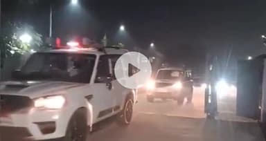 पटना ग्रामीण: प्रधानमंत्री नरेंद्र मोदी से मुलाकात के बाद मुख्यमंत्री नीतीश कुमार पटना लौटे, गाड़ी से हाथ हिलाकर किया अभिवादन