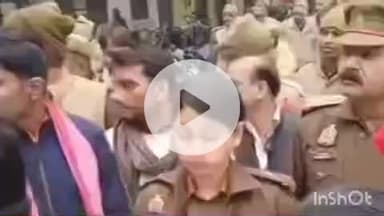 वाराणसी में फर्जी खबरों के खिलाफ सपा ने जिला मुख्यालय पर दिया ज्ञापन