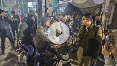 उन्नाव: थाना गंगाघाट क्षेत्र के अंतर्गत मुख्य बाजार, भीड़भाड़ और रेलवे स्टेशन का CO सिटी ने किया पैदल गश्त