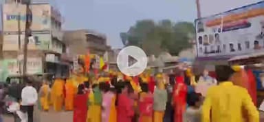 टीकमगढ़: टीकमगढ़: झिरकी बगिया हनुमान मंदिर में श्री राम कथा शुरू, प्राचीन नजर बाग मंदिर से निकली यात्रा