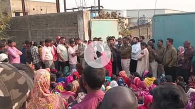 पुरुष मज़दूर महिलाओं अपनी मांग को लेकर आंदोलन में बैठा है  गेट के सामने 
ग्राम पंचायत pekrdhi mudpar Raipur road