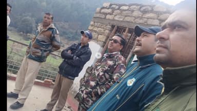 कपकोट: दौला गांव में दिनदहाड़े गुलदार देखे जाने की सूचना पर वन विभाग की टीम पहुंची, की अपील