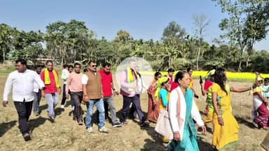 চাপৰ ভাগ: মুৰাবাৰীত উপস্থিত হৈ ৰাইজৰ সৈতে ৰাইজৰ বিভিন্ন সমস্যা লৈ মত বিনিময় কৰে কেএচিৰ চীফ জিবেশ ৰায়ে