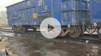 ঝাড়গ্রাম: ঝাড়গ্রামে কয়লা খালি করতে এসে রেক লাইনে লাইনচ্যুত হল মালগাড়ির একটি বগি