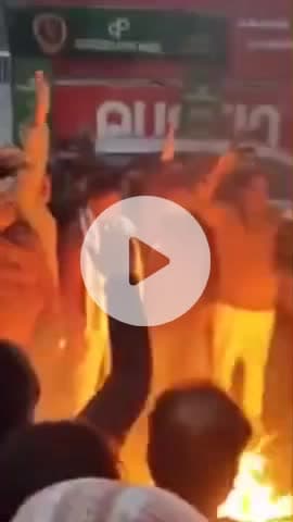 कानपुर: बांग्लादेश में हिंदू युवक की हत्या के बाद जगईपुरवा में मोहम्मद यूनुस का पुतला फूंका गया