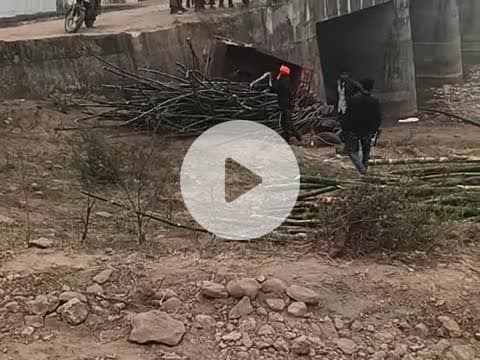 राजस्थान बारां शाहाबाद के ग्राम मुसरेडी मै पुल से नीचे गिरा बॉस से भरा ट्रैक्टर ट्रॉली
