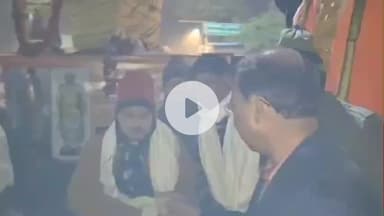 इटावा: अटल प्रतिमा के नीचे आमरण अनशन पर बैठे भाजपा नेता शरद बाजपेई का सिटी मजिस्ट्रेट ने 12 घंटे बाद चाय पिलाकर खत्म कराया