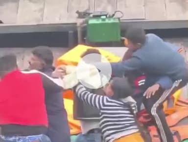 वाराणसी में नाव पर यात्रियों को बैठने को लेकर जमकर हुई मारपीट, वीडियो हुआ वायरल, पुलिस ने दर्ज किया मुकदमा