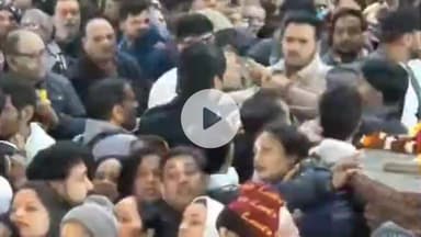 मथुरा: वृंदावन के राधा वल्लभ मंदिर में दर्शन के दौरान भिड़े श्रद्धालु, लात-घुसे से झगड़े का वीडियो सोशल मीडिया पर वायरल