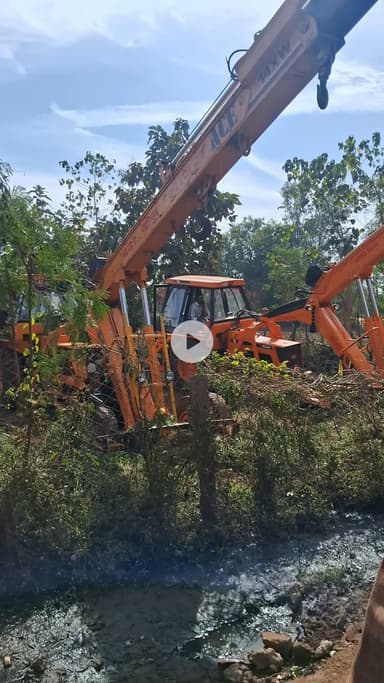 chhirari gram me बोरवेल मशीन को निकालते हुए