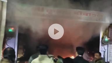 सागर नगर: तहसीली क्षेत्र में मोबाइल दुकान में शॉर्ट सर्किट से लगी आग, पुलिस और स्थानीय लोगों ने पाया काबू