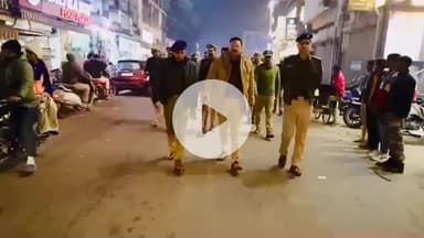 शाहजहांपुर: पुलिस अधीक्षक ने थाना सदर बाजार और चौक कोतवाली क्षेत्र में देर रात भारी पुलिस फोर्स के साथ पैदल गश्त की