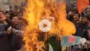 शाहजहांपुर: बांग्लादेश में हिंदू युवक की हत्या के विरोध में विहिप ने कलेक्ट्रेट के बाहर किया प्रदर्शन, पुतला दहन