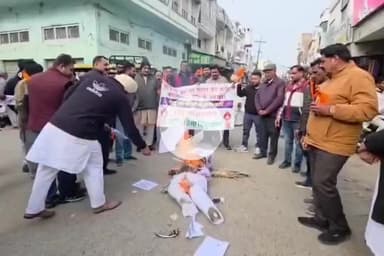 ਗਿੱਦੜਬਾਹਾ: ਬੰਗਲਾਦੇਸ਼ ਵਿੱਚ ਹਿੰਦੂਆਂ ਤੇ ਹੋ ਰਹੇ ਅੱਤਿਆਚਾਰਾਂ ਦੇ ਖਿਲਾਫ ਵਿਸ਼ਵ ਹਿੰਦੂ ਪਰਿਸ਼ਦ ਨੇ ਗਿੱਦੜਬਾਹਾ ਵਿਖੇ ਕੀਤਾ ਰੋਸ਼ ਪ੍ਰਦਰਸ਼ਨ,ਫੂਕਿਆ ਪੁਤਲਾ