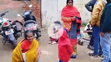 उन्नाव: उन्नाव के अजगैन कोतवाली क्षेत्र में ट्रेन की चपेट में आने से महिला की मौत, परिजन पोस्टमार्टम हाउस पहुंचे