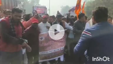 एत्मादपुर: बांग्लादेश में हिंदू युवक की हत्या के बाद हिंदूवादी संगठनों ने टेढ़ी बगिया चौराहे पर बांग्लादेश की PM का फूंका पुतला