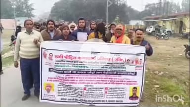 महाराजगंज: कलेक्ट्रेट परिसर में ठगी पीड़ित जमाकर्ता परिवार ने दिया धरना, सौंपा ज्ञापन