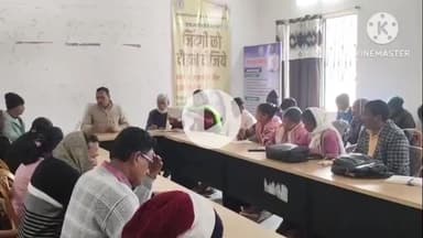 घाघरा: घाघरा ब्लॉक परिसर में बीडीओ ने कर्मियों के साथ योजनाओं की समीक्षा बैठक की