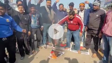 मथुरा: बांग्लादेश में हो रहे हिंदुओं पर अत्याचार के विरोध में गौ सेवा समिति ने श्रीधाम वृंदावन में किया विरोध प्रदर्शन