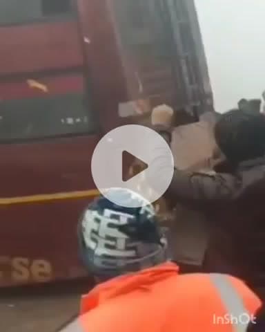 देेेवरिया: पड़री मल्ल रेलवे ढ़ाले के पास प्राइवेट यात्री बस का पिछला पहिया निकला, रेलवे गेटमैन की सूझबूझ से बड़ा हादसा टला