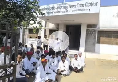 चितलवाना: भादरूणा GSS पर किसानों ने दिन में बिजली आपूर्ति की मांग को लेकर धरना दिया