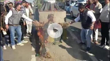 सागर नगर: बांग्लादेश में हिंदू युवक की हत्या के विरोध में विहिप-बजरंग दल का प्रदर्शन, पीली कोठी तिराहा पर फूंका पुतला