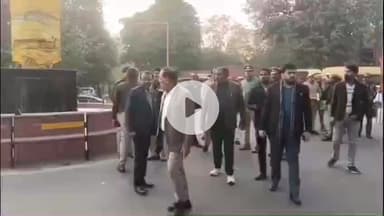 इटावा: डीएम चौराहे पर पूर्व प्रधानमंत्री जी की प्रतिमा और अटल पथ के अनावरण कार्यक्रम की तैयारी का डीएम ने लिया जायजा