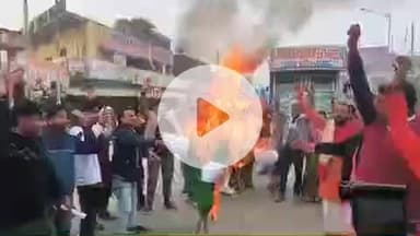 पीलीभीत: बीसलपुर में अखिल भारत हिंदू महासभा के कार्यकर्ताओं ने बांग्लादेश के अंतरिम प्रधानमंत्री कापुतला का फूंका पुतला