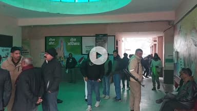 पीलीभीत: विधुत उपखंड कार्यालय में अधिवक्ता और विद्युत कर्मी के विवाद का पटाक्षेप, पंचायत के बाद हुआ समझौता