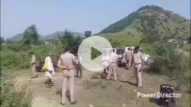 कर्वी: भरतकूप रेलवे क्रॉसिंग में सुरक्षा के दृष्टिगत RPF कर्वी द्वारा लोगों को रेलवे क्रॉसिंग पार करने के लिए किया गया जागरूक