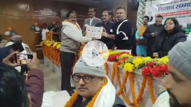 पडरौना: कुशीनगर में किसान सम्मान दिवस पर धान की सीधी बुवाई में उत्कृष्ट प्रदर्शन करने वाले किसानों को किया गया सम्मानित