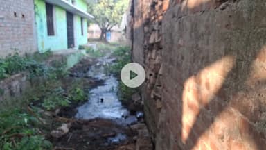 स्वच्छ भारत मिशन के तहत गांव में फैली हुई है गंदगी