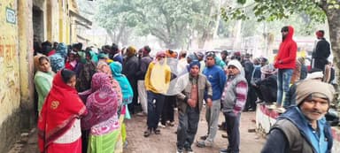 बीघापुर: बीघापुर पीसीएफ केंद्र के बाहर यूरिया खाद के लिए किसानों में धक्का-मुक्की