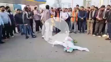 रूड़की: चंद्रशेखर चौक पर हिंदू युवक की हत्या के बाद बांग्लादेश के खिलाफ फूटा गुस्सा, बांग्लादेश और आतंकवाद का पुतला किया गया दहन